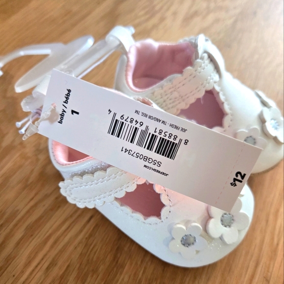 White Floral Kids Shoes - Picture 2 of 3